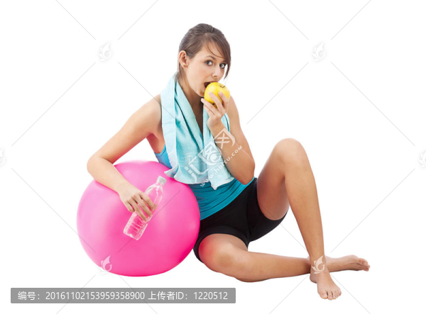 年輕漂亮的女人與蘋果和體操球