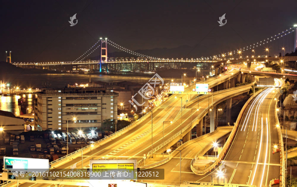 公路和橋梁在夜間