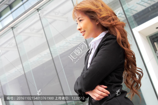 辦公室里一位年輕女商人的畫像