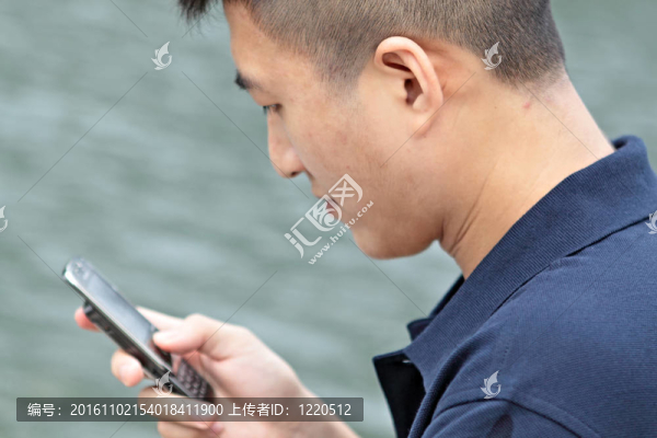 亞洲男子打電話
