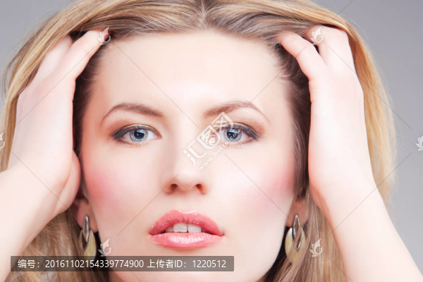 性感金發(fā)女人有黃金首飾