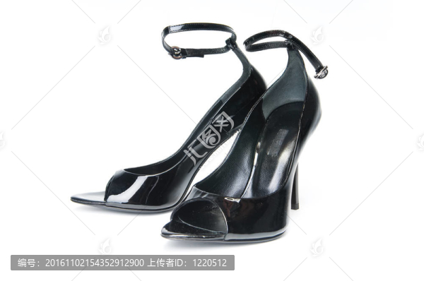 一雙黑色的女性光澤鞋