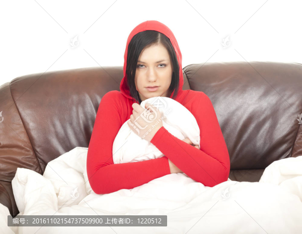 生病的女孩有感冒或流感的白色被褥