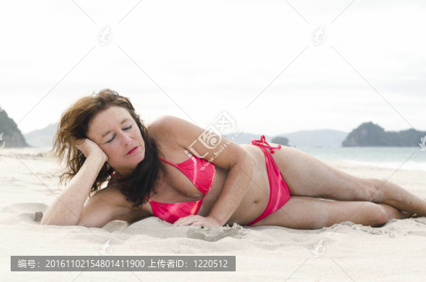 女人在海灘曬日光浴