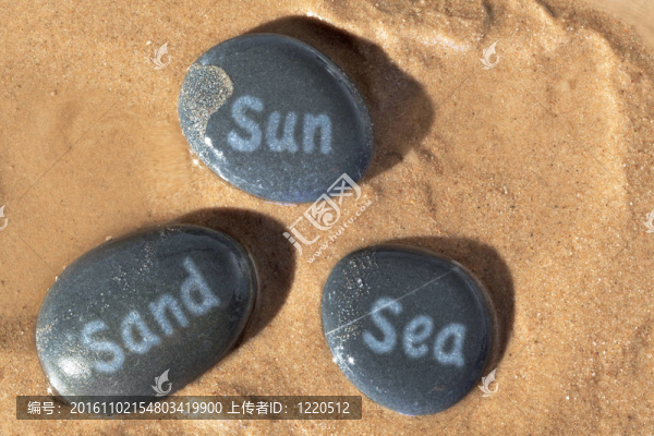 沙灘上的陽光沙灘和沙灘上的鵝卵石