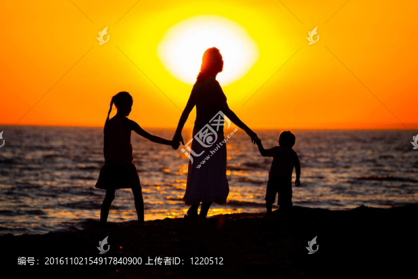 媽媽和她的孩子們的剪影