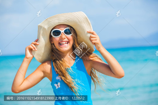 戴大帽子的女孩放松海洋背景