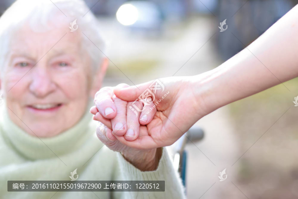 高級女士和年輕女子手牽手