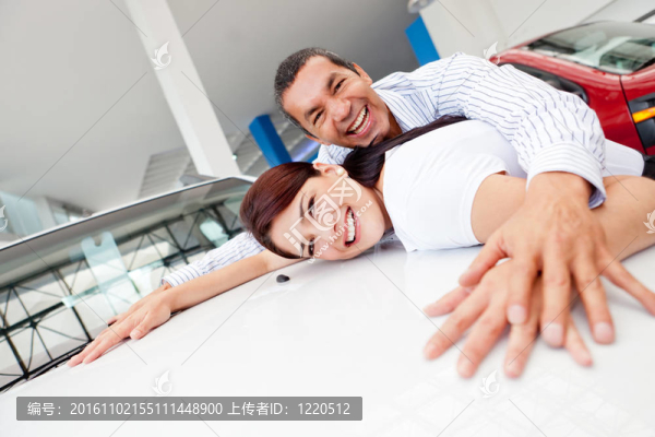 夫婦想買一輛車