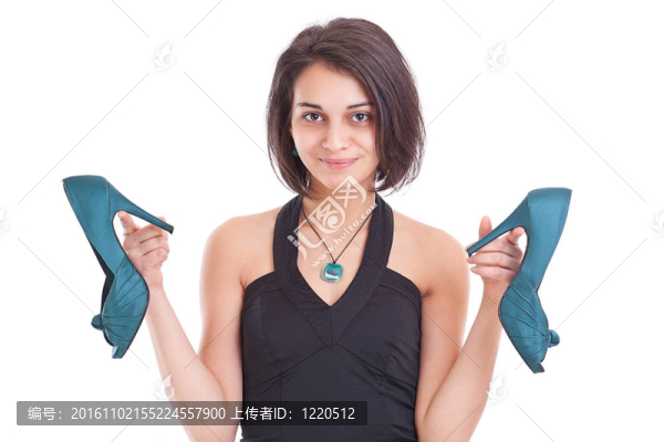 漂亮的女孩手里拿著一雙鞋