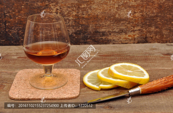 干邑經(jīng)典的檸檬和刀