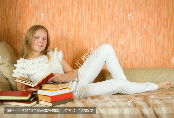 女孩在沙發(fā)上看書