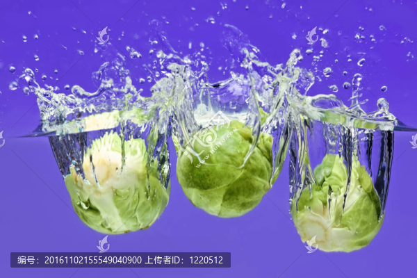 三布魯塞爾豆芽泡在水中的氣泡