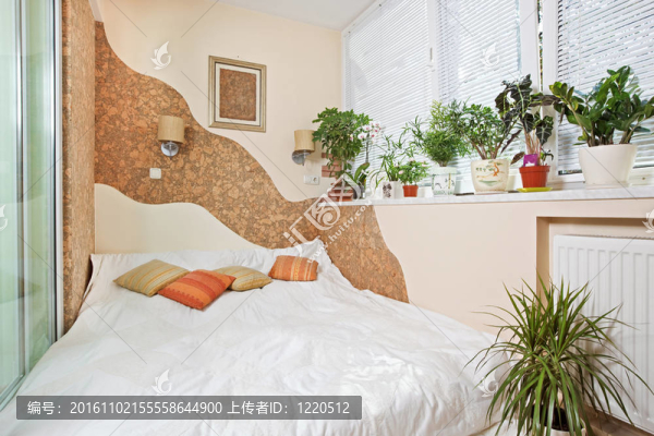 陽光臥室陽臺與窗戶和植物內(nèi)部
