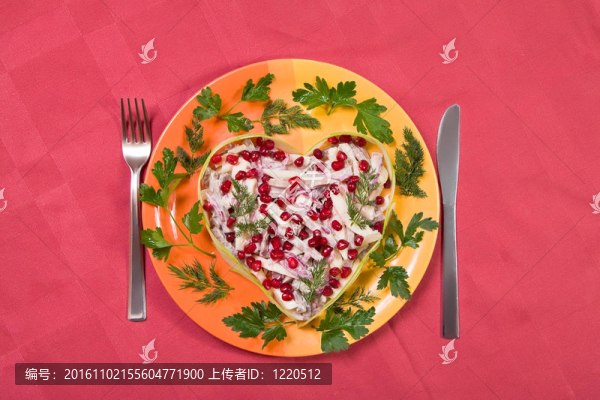 在紅桌布上加牛肉舌的情人節(jié)沙拉