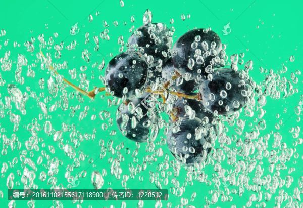 一束漂浮在水中的葡萄