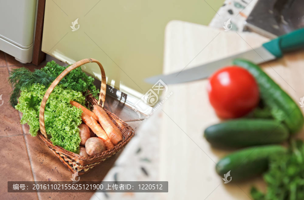餐桌上野餐蔬菜籃
