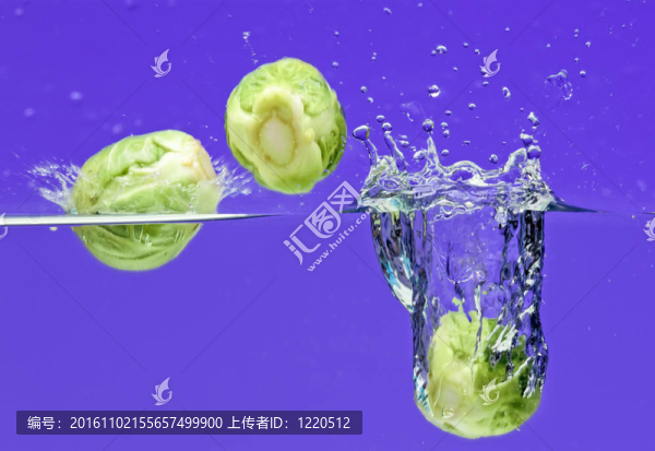 三布魯塞爾豆芽泡在水中的氣泡