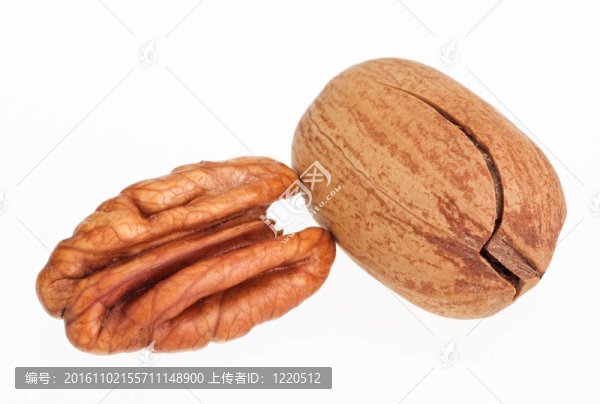 幾個核桃堅(jiān)果，孤立在白色；開裂