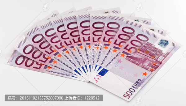 500歐元鈔票散開在白色背景