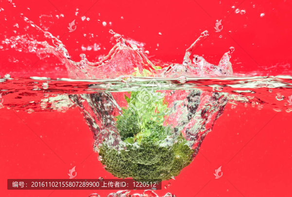 綠花椰菜與氣泡落入水中