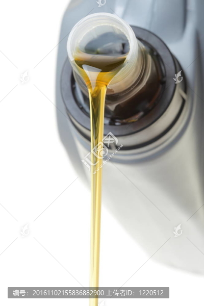 可以在白色的汽車發(fā)動機(jī)機(jī)油