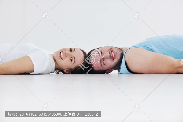 快樂年輕夫婦健身鍛煉和樂趣