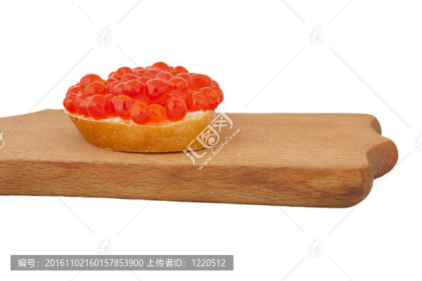 面包和紅魚子醬