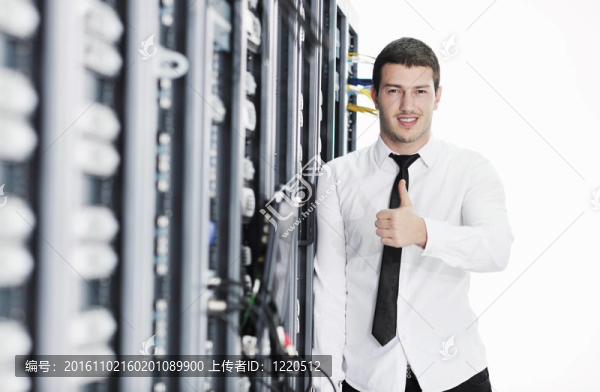 在數(shù)據(jù)中心機房的年輕工程師