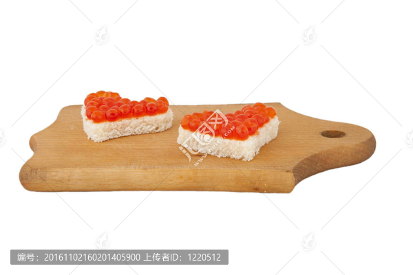 在心臟和紅魚子醬形式兩片面包