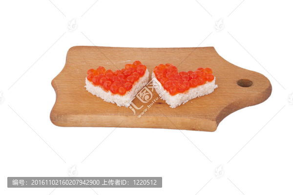 在心臟和紅魚子醬形式兩片面包