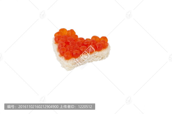 在心臟和紅魚子醬形式的面包