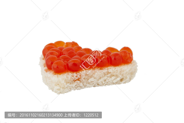 在心臟和紅魚子醬形式的面包