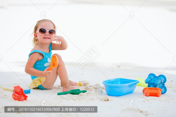 在海灘玩的小女孩