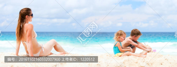 母親和兩個孩子在熱帶海灘
