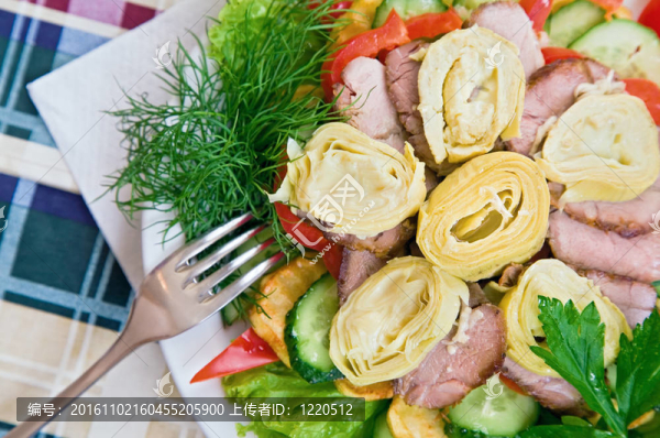 肉和蔬菜沙拉配朝鮮薊；