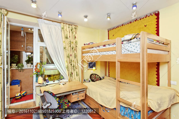 苗圃室內(nèi)有兩個(gè)高木床