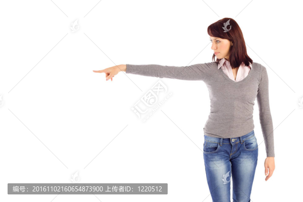 年輕女子指著