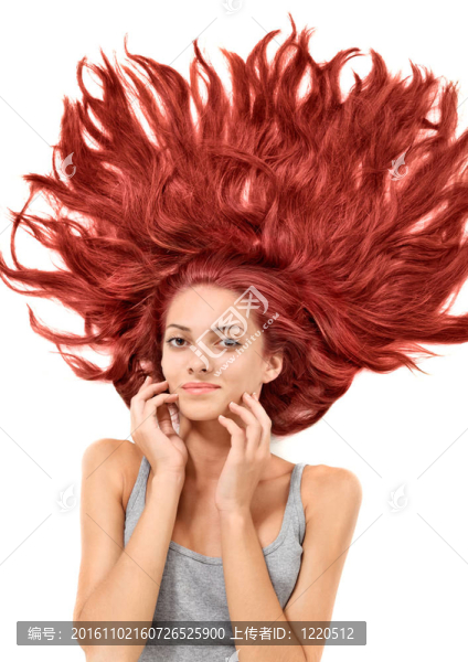 年輕漂亮的紅發(fā)女人散亂的長(zhǎng)頭發(fā)