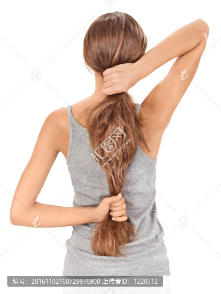 黑發(fā)女士牽著長(zhǎng)毛；從背面白色隔離