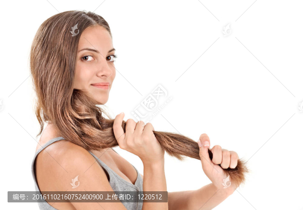 年輕的黑發(fā)美女玩上白色的長頭發(fā)