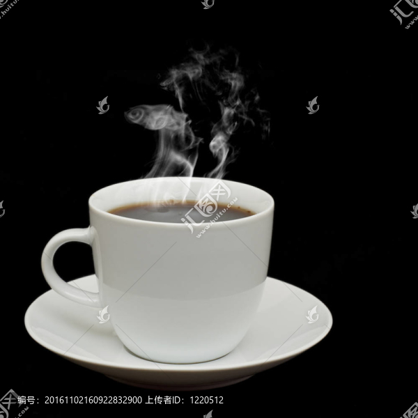 在黑色背景上隔離的白杯