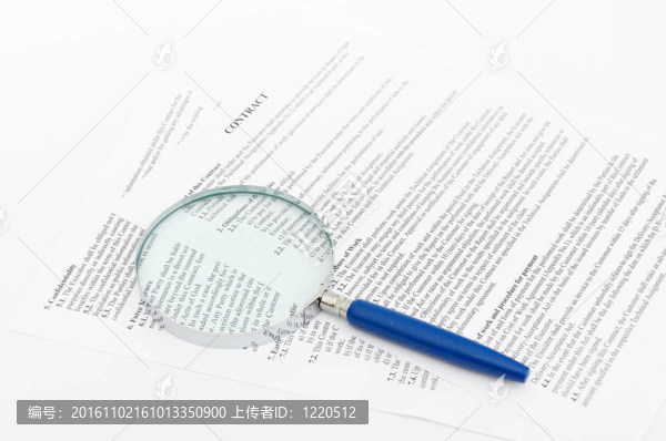 帶有放大鏡的合同