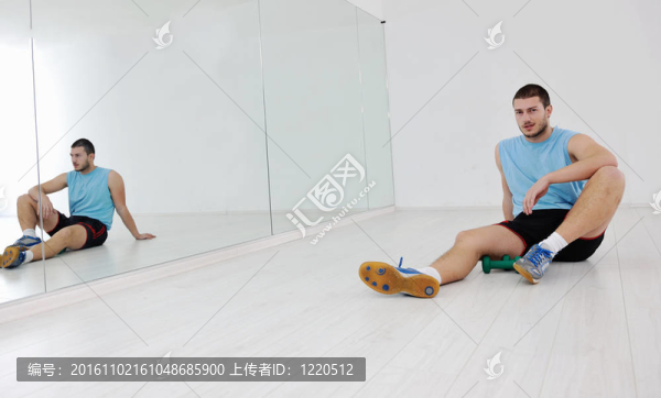 男人健身鍛煉
