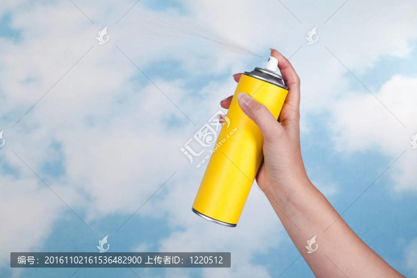 在空氣中噴灑毒藥
