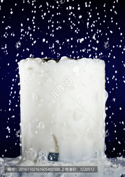 用深藍色滴牛奶濺過玻璃