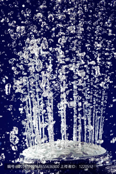 在深藍(lán)色的水珠手淋浴器停止運(yùn)動(dòng)