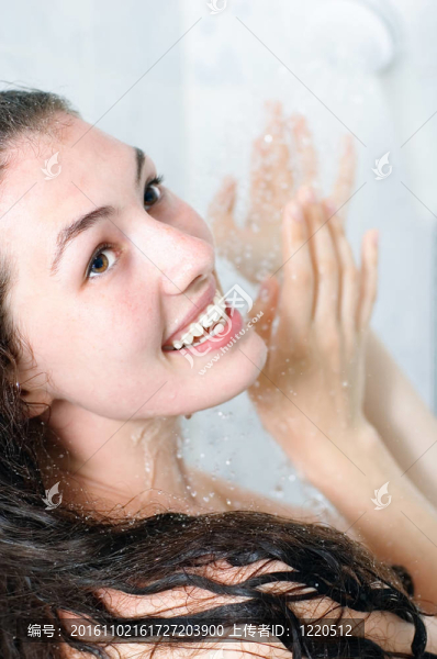 淋浴的女孩