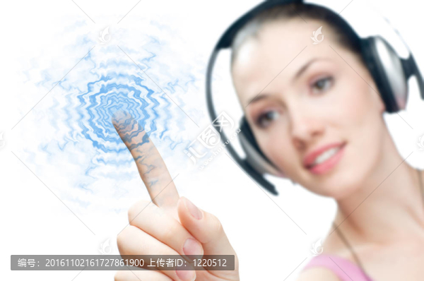 女孩在耳機