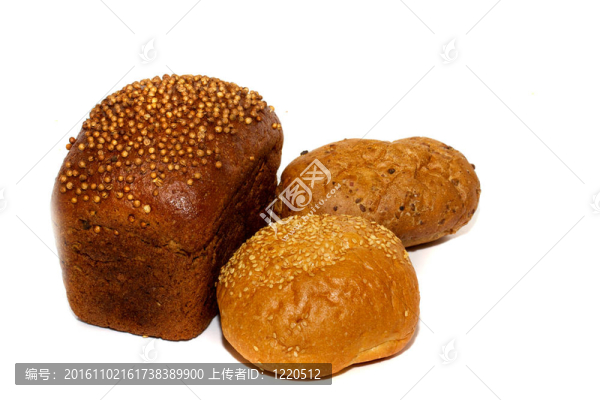 個全麥和黑麥面包和孤立